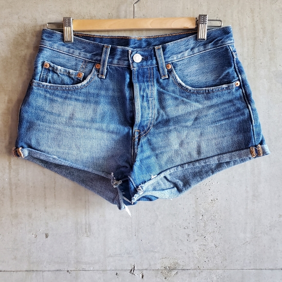 LEVI'S / 501 Jean Shorts in blue denim / Size 26 - Picture 1 of 6